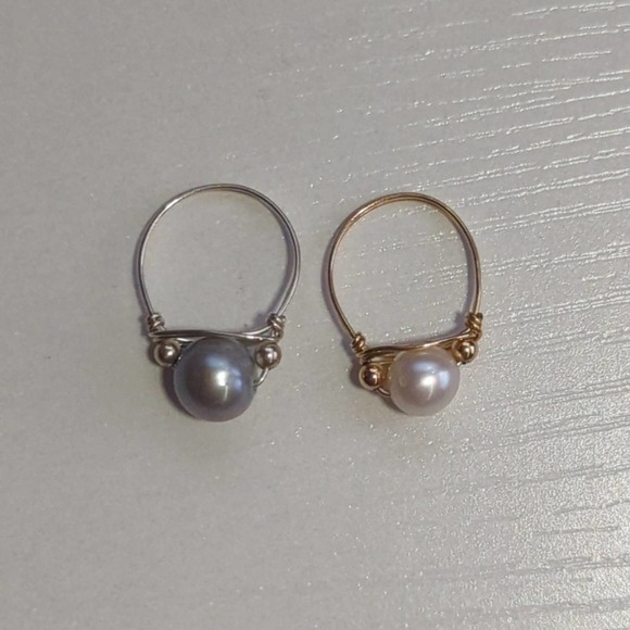 2 Faux Pearl White and Gray Wire Rings Silver Gold Tone Sizes 5 &‎ 5.5 Dainty - Picture 1 of 7